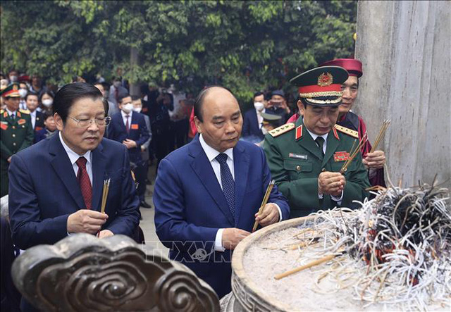 Chủ tịch nước Nguyễn Xuân Phúc dâng hương